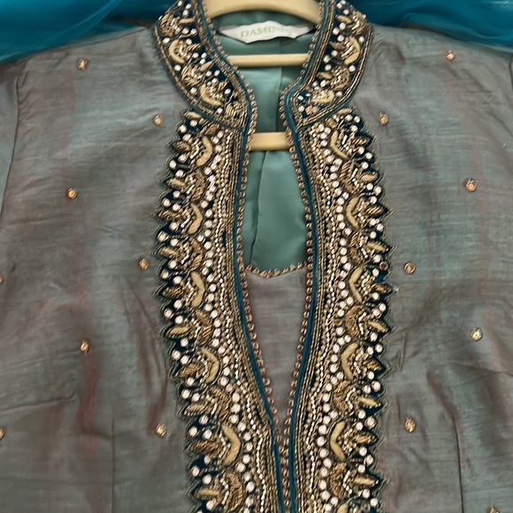 Beautiful Indian dress with scarf and pants - Picture 3 of 5